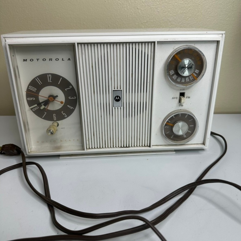 Vintage Motorola Solid State AM Clock Radio TC20EH Mid Century Modern White